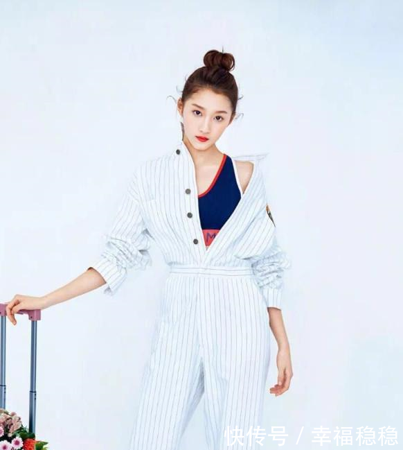 关晓彤把妈妈的衣服拿出来穿,不仅不显老,身材