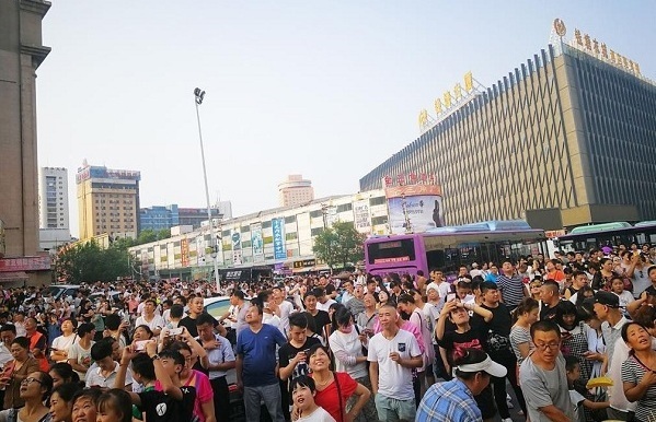 当地看热闹的群众.