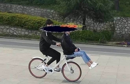 共享单车车筐载人对此,交警部门表示,在道路上骑自行车必须年满12周岁