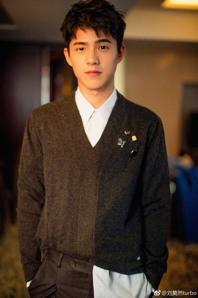 刘昊然纽约优雅街头风 轻熟有型男友力十足