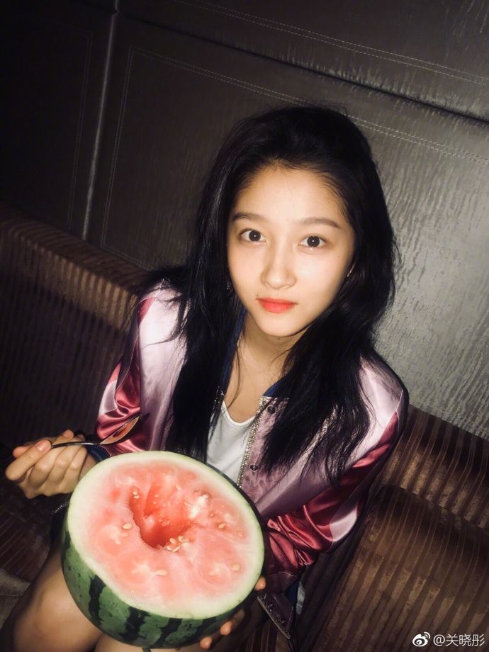 关晓彤素颜吃西瓜,披散长发用勺子吃着果肉,样子十分可爱