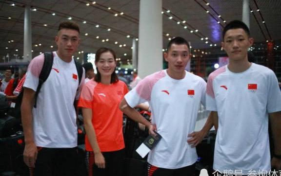 田径队自拍:苏炳添没缓过神,铅球一姐肩扛两