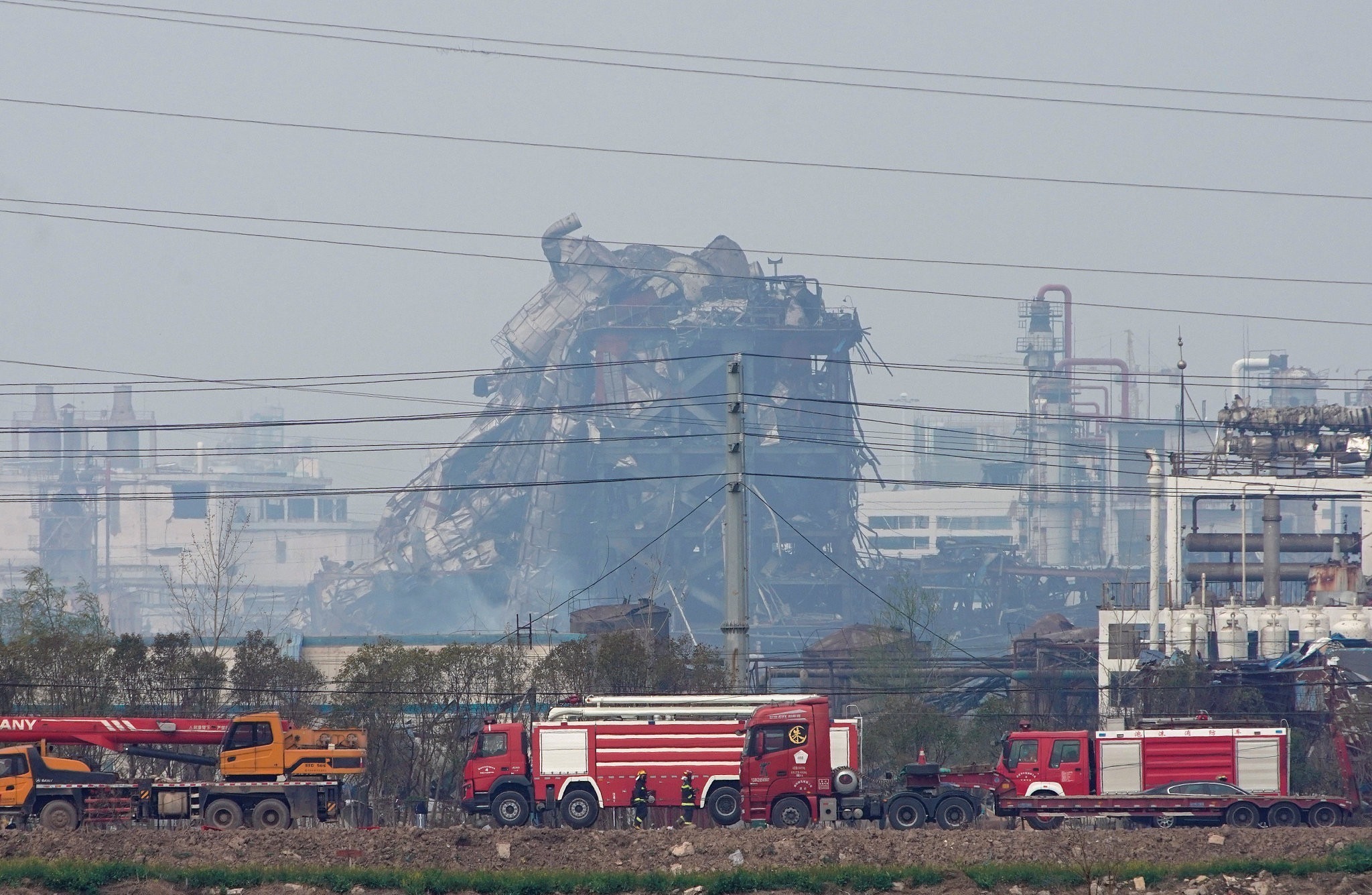 直击江苏盐城化工厂爆炸现场 一片狼藉