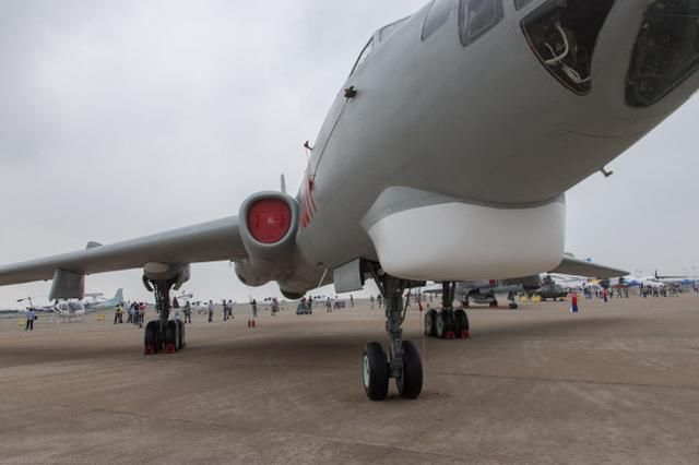 图为解放军轰油-6加油机