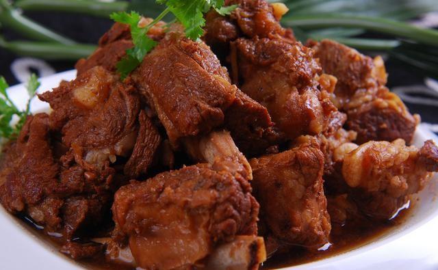 炖排骨时加点醋,可以加快骨头钙质溶解,缩短炖肉时间,还能使排骨中的