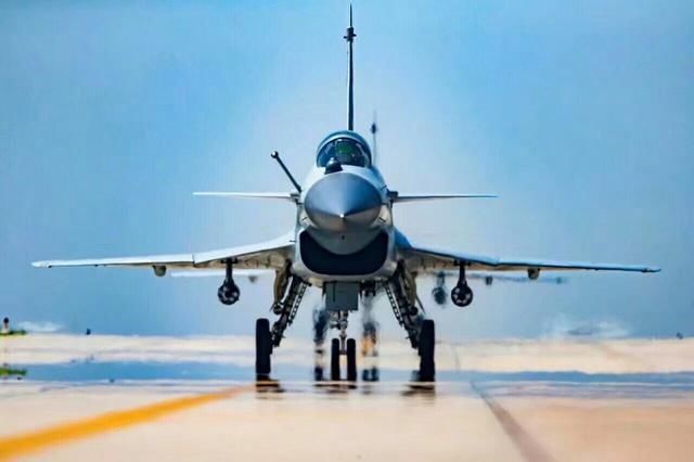 2017年金头盔比赛中歼11B压倒歼10B,难道歼