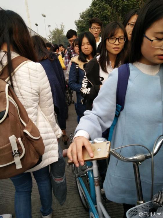 四川大学学生排队取快递 排队百米场面壮观 四川大学学生排队取快递 排队百米场面壮观