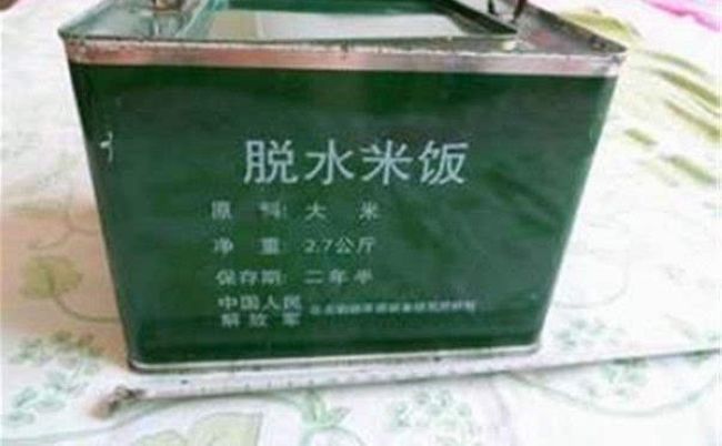 94脱水米饭从1992年开题研究,1994年完成。事实上,中国军队研究脱水米饭的历史悠久,从建国初期就开始了。1982年定型的第一代野战食品中,脱水米饭是三种主食之一。但由于工艺和设备问题,一直没有形成保障能力装备部队。因此,新研制的94脱水米饭从根本上攻克了这一难关。94脱水米饭的特点是:①脱水米饭复水性能好,85℃以上热水复水10分钟左右。②贮存性能好,保质期达到2年以上。