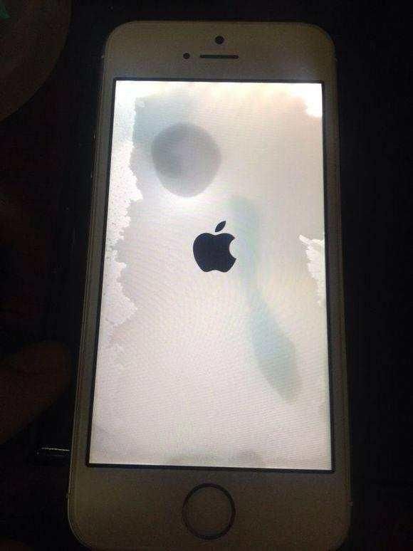 手机进水用吹风机吹干? 别犯傻了! 看看专业人