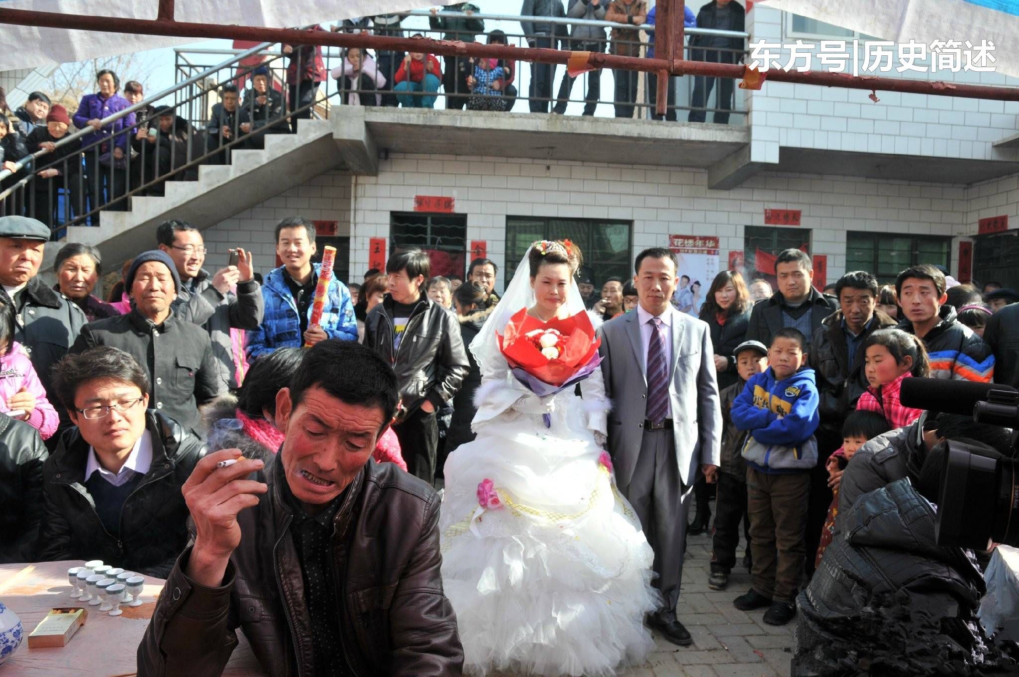 倒插门婚礼,男方要带上红盖头,孩子跟随女方姓