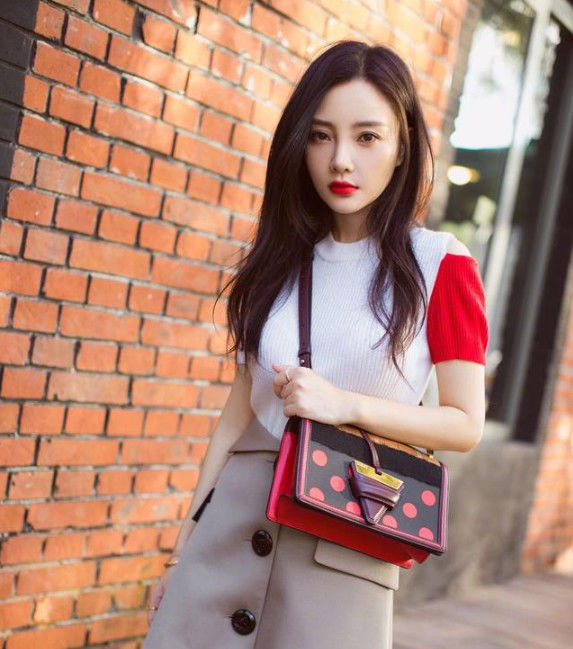 李小璐再次现身机场,身穿红棉袄搭配紧身裤,不