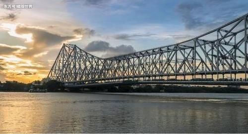 印度人民又开挂,吐口水快把一座钢铁大桥吐塌