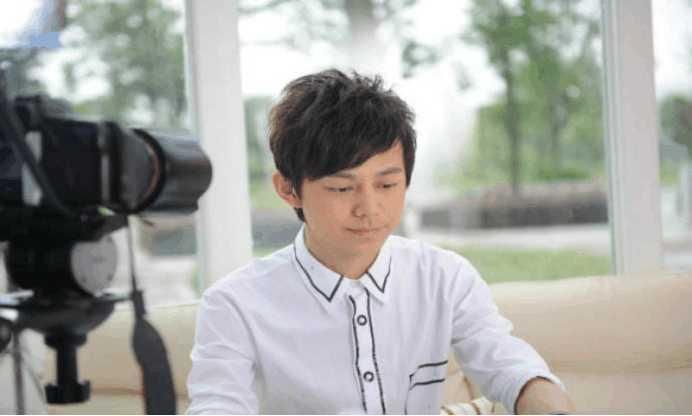 华少微博之夜, 现场即兴主持堪比车祸, 何老师