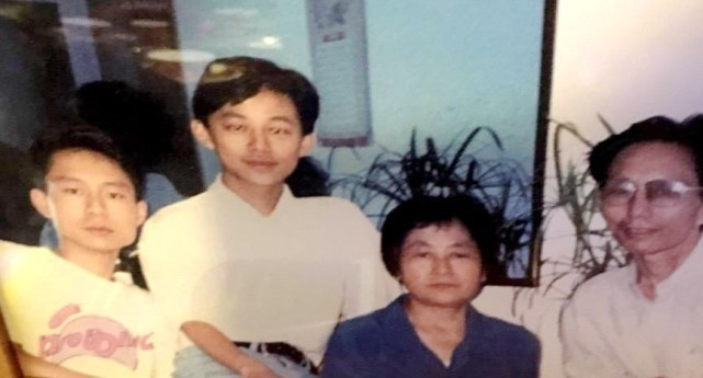 何炅的47岁哥哥近照曝光 二人外表极为相似