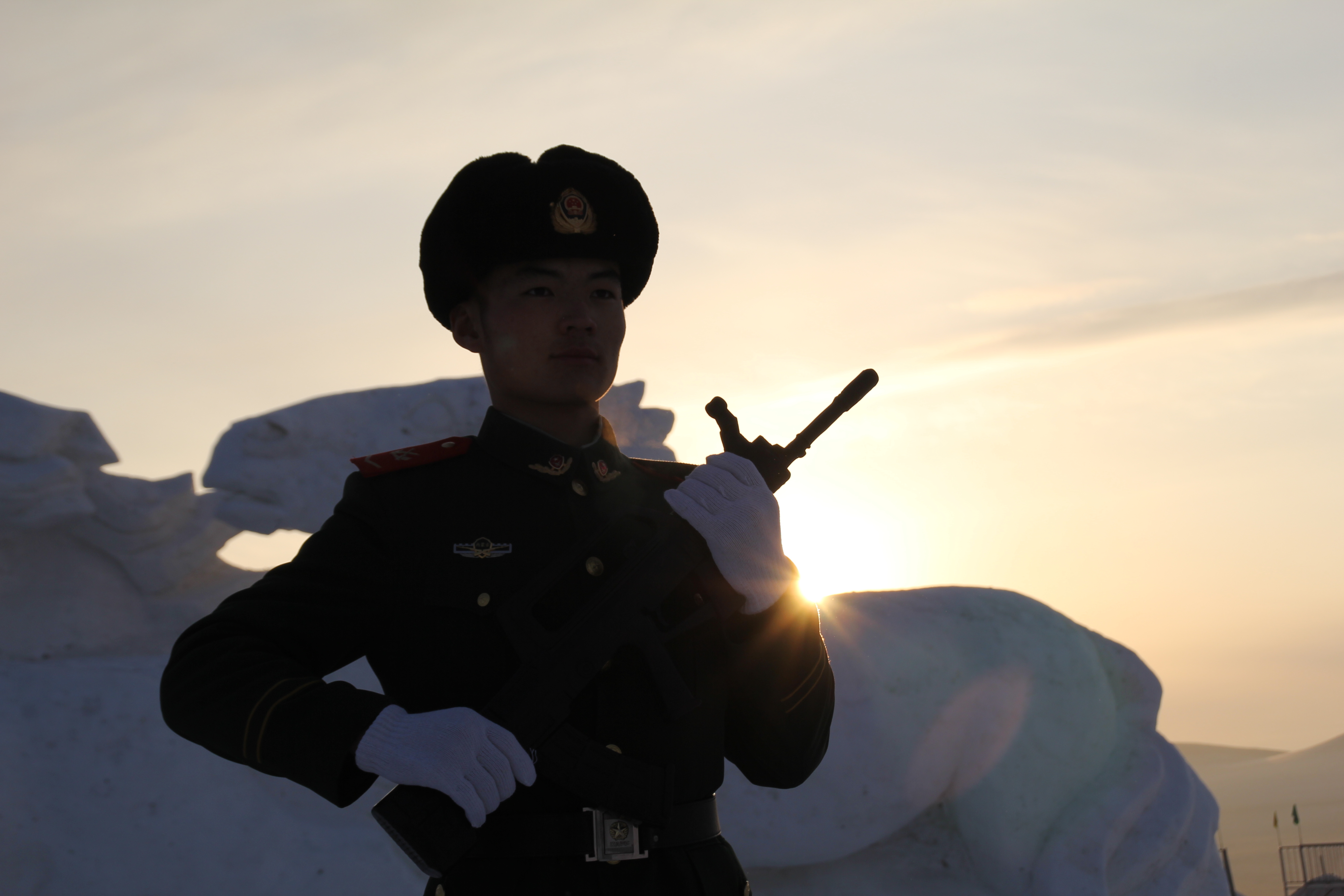 武警内蒙古总队执勤官兵迎着朝阳站在神圣的哨位上坚守使命。赵丹摄