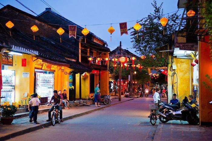 走进胡志明市, 越南女人从游客身边轻轻而过