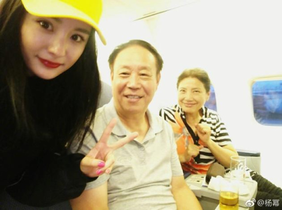 杨幂坐飞机偶遇大学老师不忘合照 粉丝:蹭了老