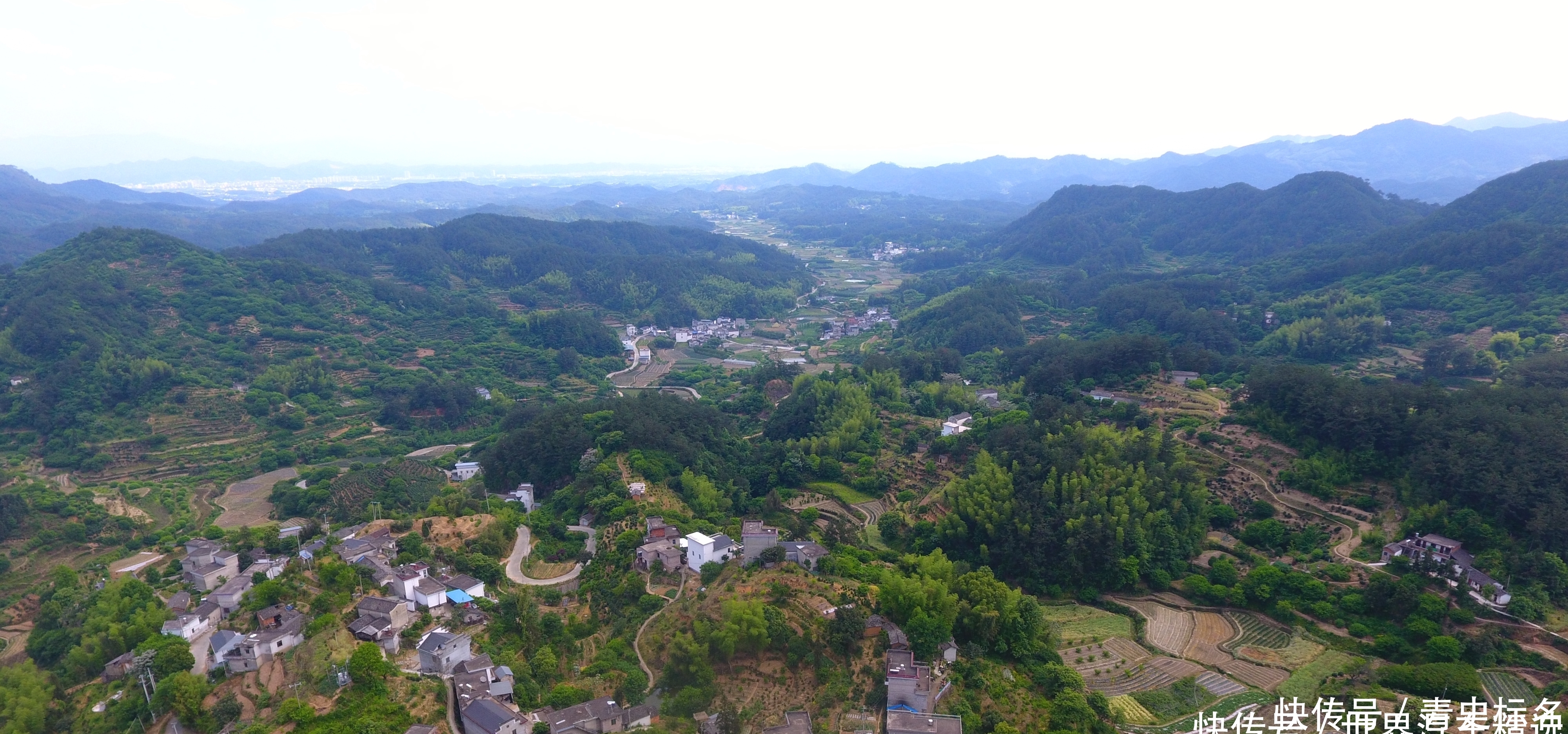 航拍安徽黄山古村落,村庄布局犹如一把太师椅子,怪不得出人才