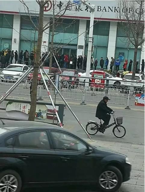 兖州买房基本靠抢,千人冒严寒排队交认购金的