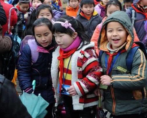 孩子在学校打架,宝妈:是别人先动的手,看完监控