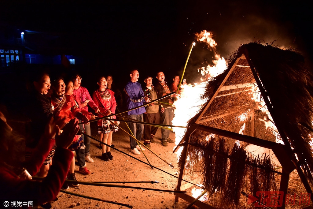 重阳节送火神 壮家人燃火把烧草屋摸黑回家
