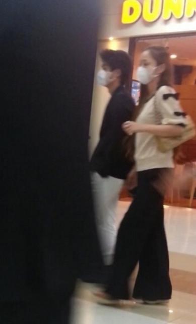 39岁天后安室奈美惠貌如少女与19岁儿子并肩走像情侣