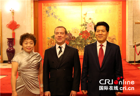 俄总理梅德韦杰夫访问中国驻俄罗斯大使馆 与中方同庆春节