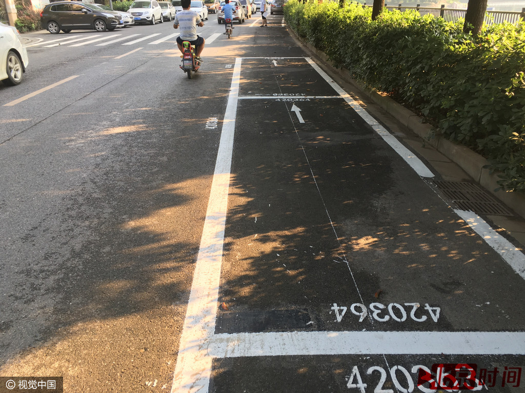 武汉路边停车位重新划线 各车位都有了证件号