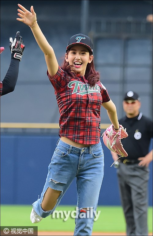 组图-韩女星为棒球开球活泼好动 撅臀嘟嘴玩自拍