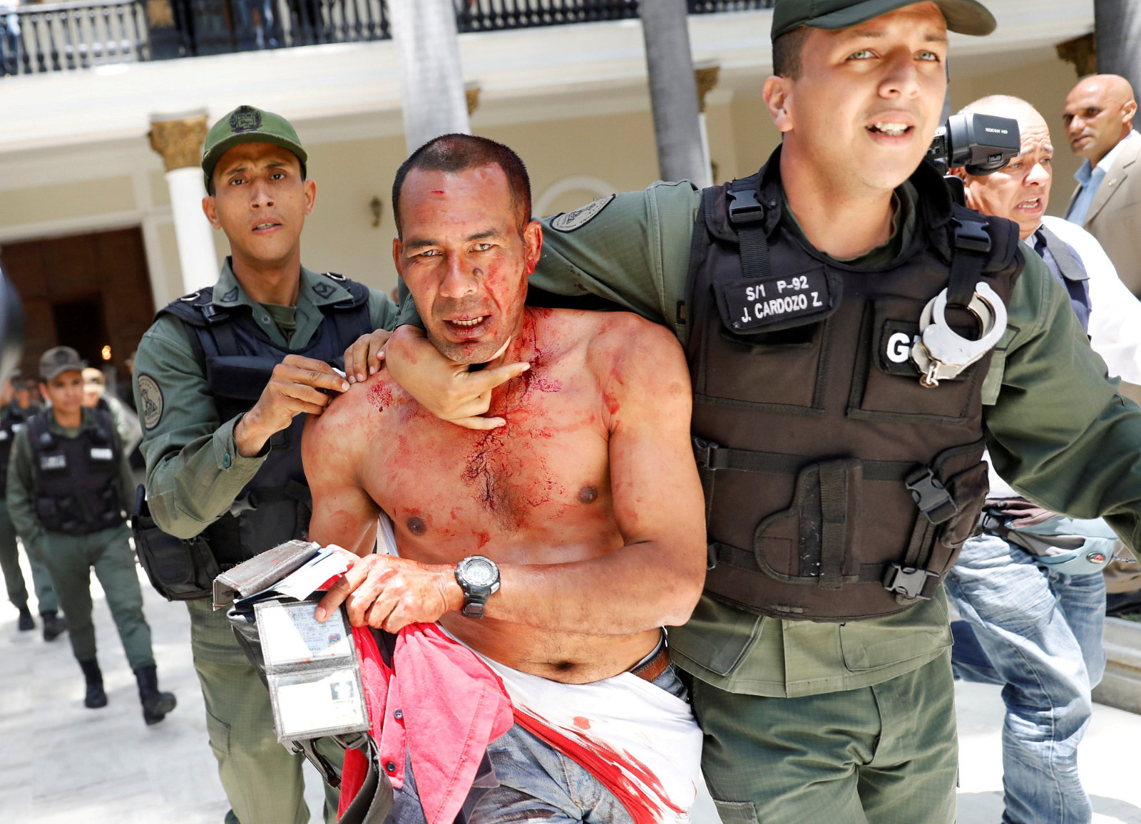 委内瑞拉国民议会遭攻击 多人受伤上百人仍被
