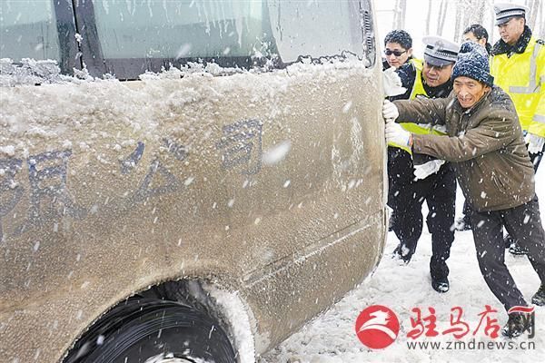 驻马店正阳交警确保强降雪天气辖区交通安全