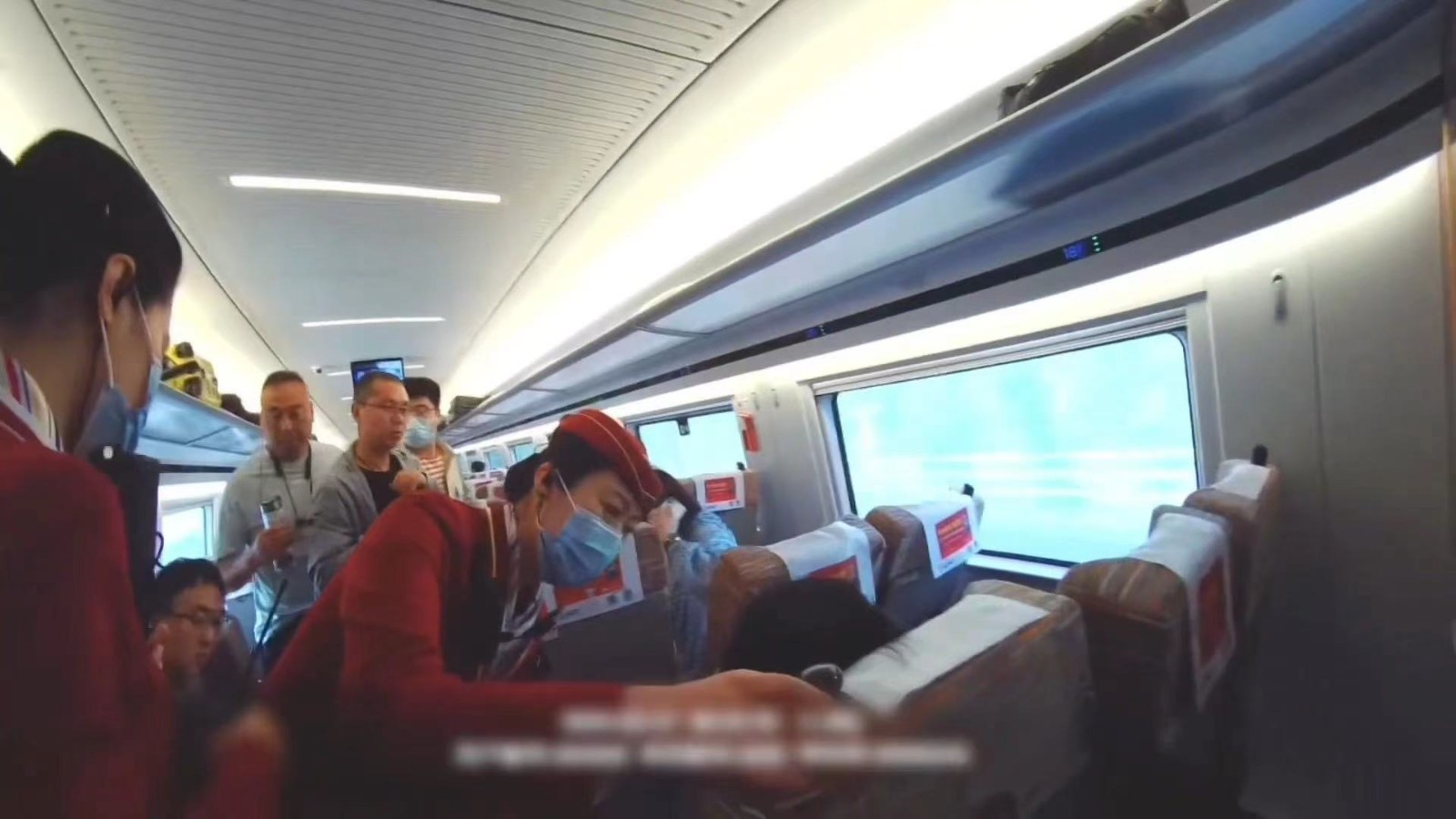 高铁临停两分钟 站车携手救治患病旅客_北京时间