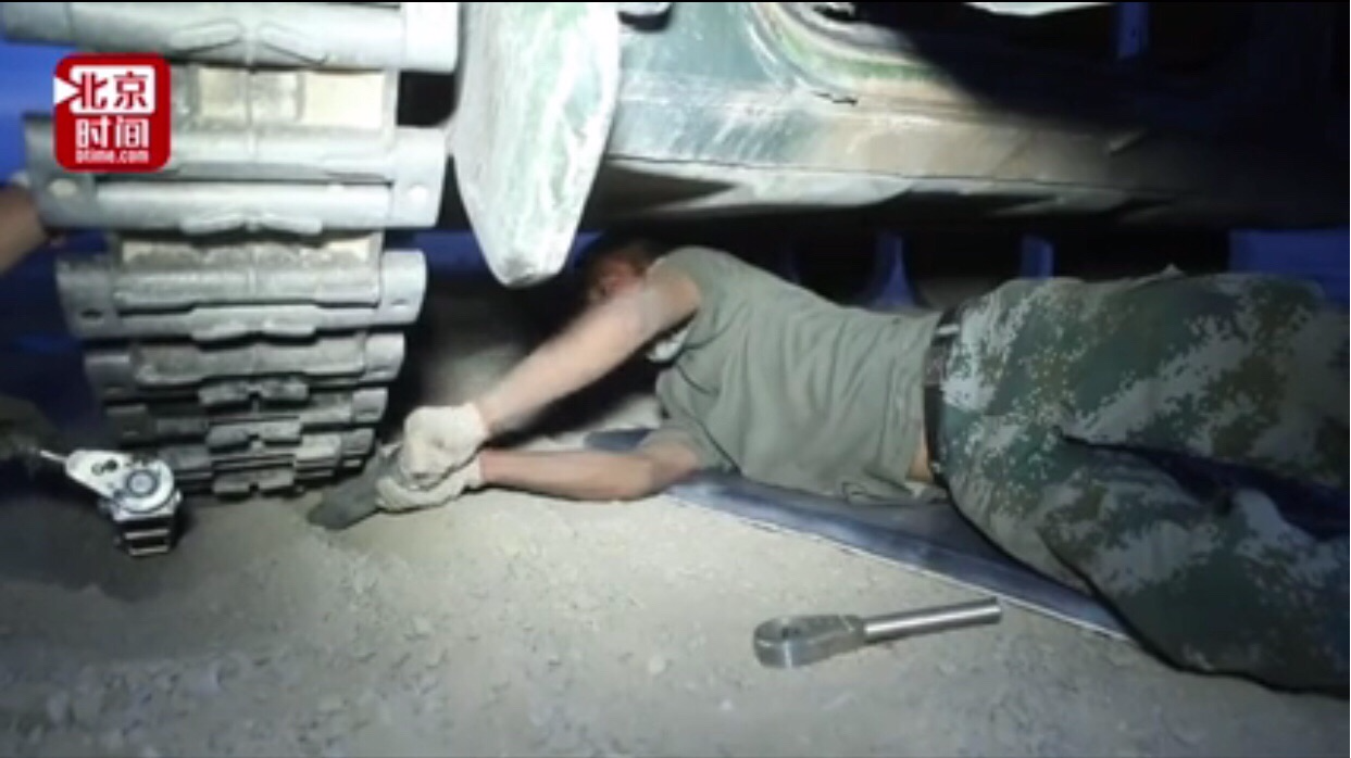 武器修理哪家强 直击多国士兵数秒维修各式军械 武器修理哪家强 直击多国士兵数秒维修各式军械