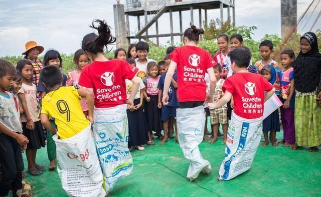 香港第二首富儿媳徐子淇,带3子去柬埔寨探贫童