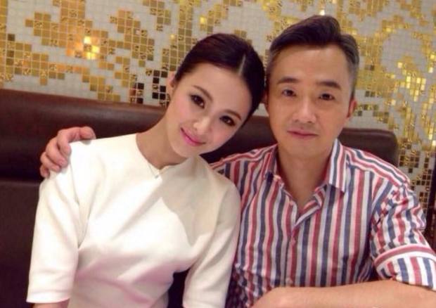 他是著名主持人,42岁娶小18岁娇妻,如今老成这样却气场十足