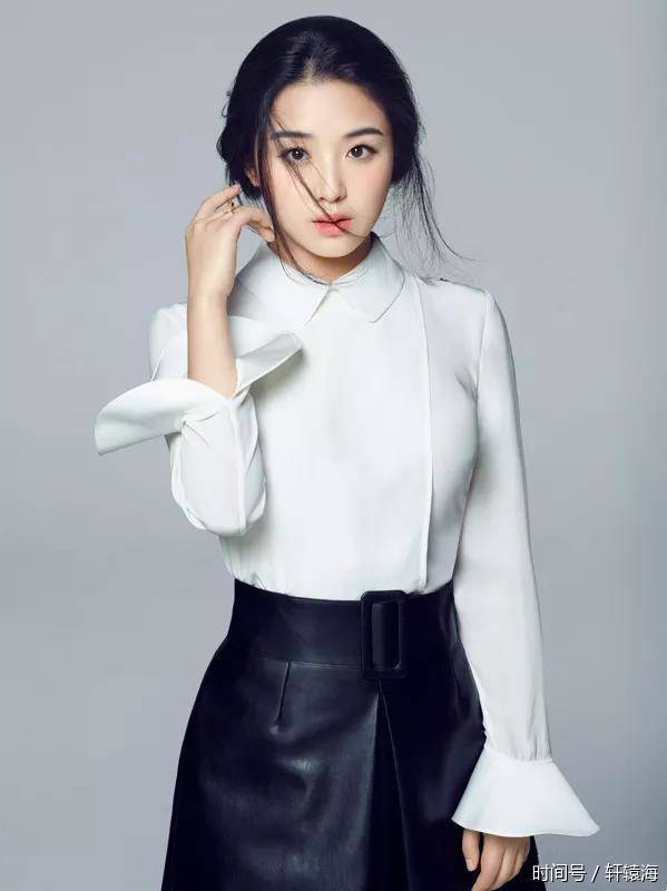 张含韵粗针毛衣搭配超短裤,网友:这样穿搭也算