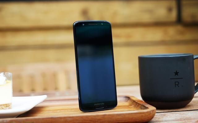 Moto青柚1s诠释不一样的水桶机?悟空问答有