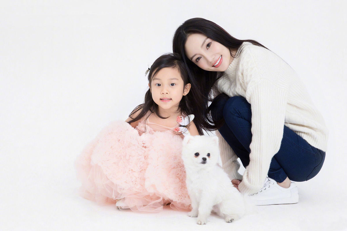 贾乃亮全家福照片:小甜馨越来越美了,像李小璐