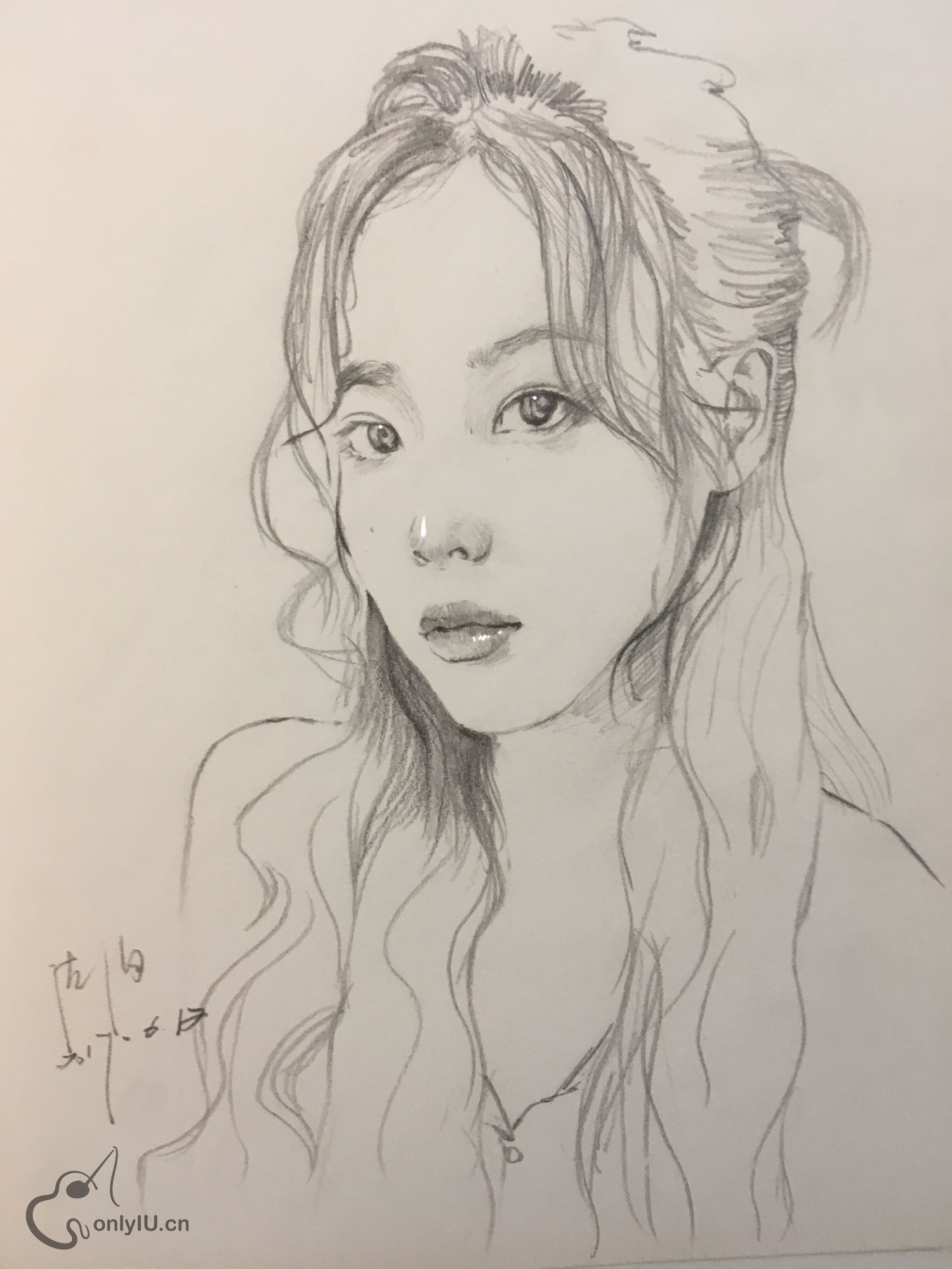 在大神的手绘笔触下诞生的iu可爱与美貌并存,气质满分!