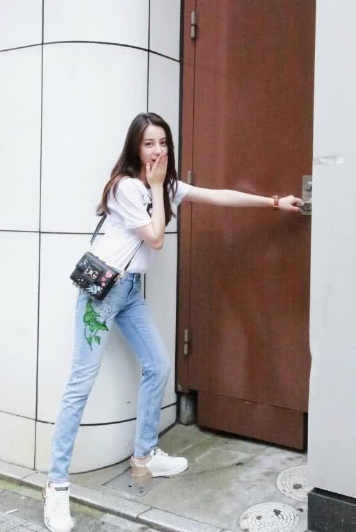 迪丽热巴的小白鞋真是特别,后脚跟踩在泥地里