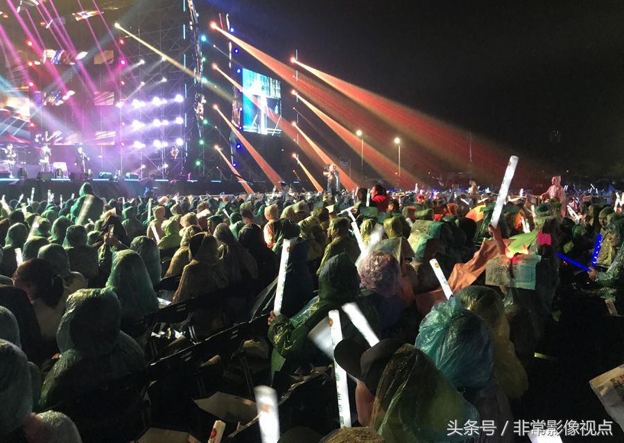 众歌星云集四线小城商演 为什么压轴歌手一上