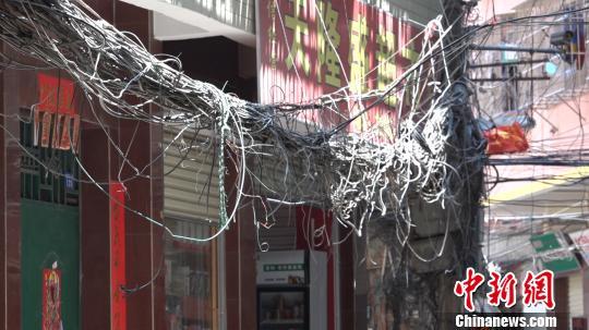 南宁城中村电线杂乱如蜘蛛网 市民调侃线缆如