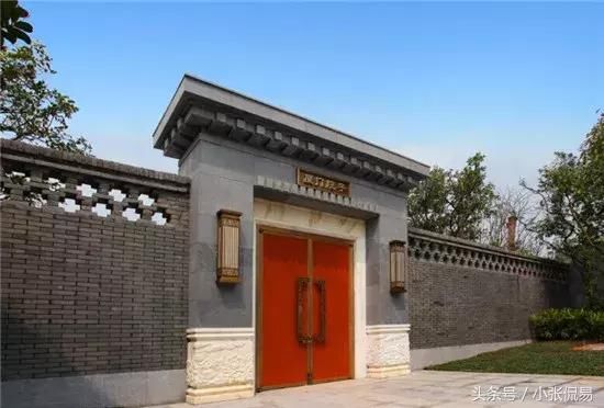 2,开青龙门:前方有街道或走廊,右方高斜(来水),左方低泻(去水),住宅