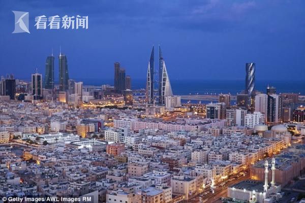 美军一架F18战机带弹紧急迫降民用机场 飞行员