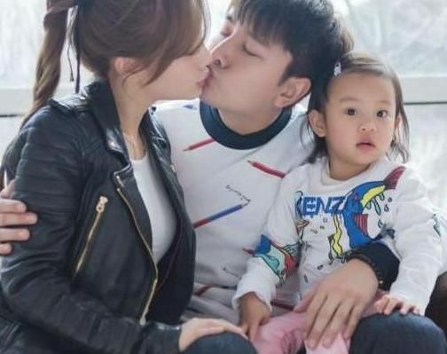 贾乃亮李小璐复合后,一家三口商场行