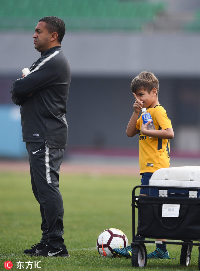 北京人和公开训练 奥古斯托儿子场边练盘带有