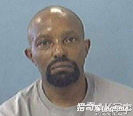 男子藏26具年轻女尸 脚套丝袜身着裙装