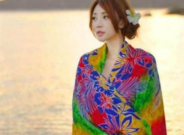 性感女神柳岩沙滩照片曝光,网友就喜欢最后一