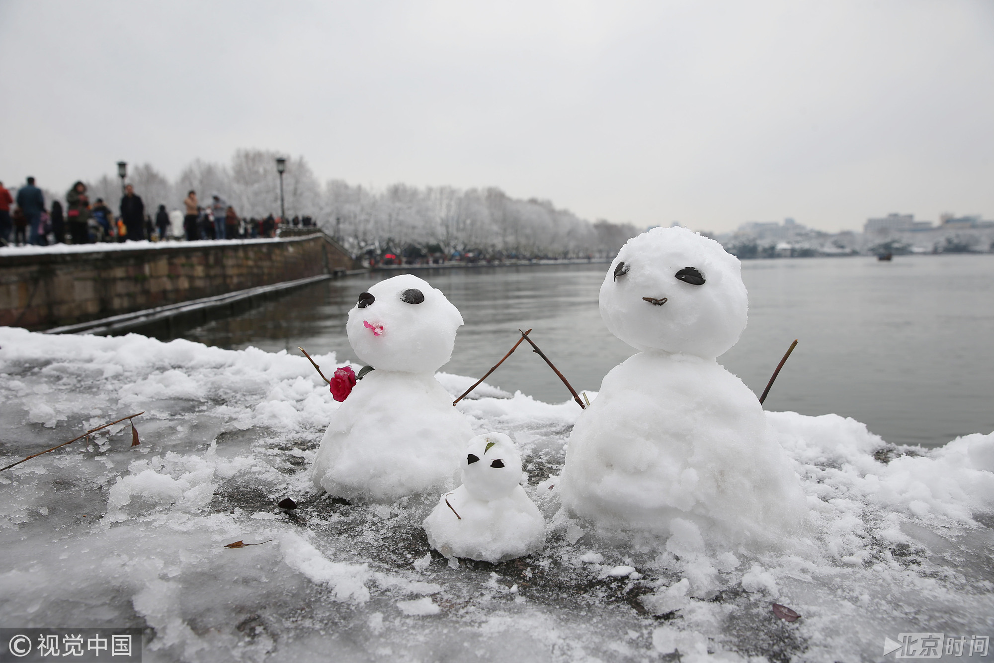 每当瑞雪初霁，站在宝石山上向南眺望，西湖银装素裹，白堤横亘雪柳霜桃。断桥的石桥拱面无遮无拦，在阳光下冰雪消融，露出了斑驳的桥栏，而桥的两端还在皑皑白雪的覆盖下。依稀可辨的石桥身似隐似现，而涵洞中的白雪奕奕生光，桥面灰褐形成反差，远望去似断非断，故称断桥。伫立桥头，放眼四望，远山近水，尽收眼底，给人以生机勃勃的强烈属深刻的印象。