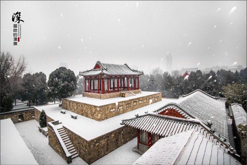 山东泰安下雪,一夜之间这座宫庙成紫禁城,误
